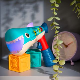 B toys, stemme forvrænger 