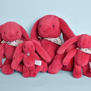 VEDHÆNG DOUDOU - Blomsterkanin, Fuchsia 18 cm