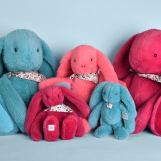 VEDH&AElig;NG DOUDOU - Blomsterkanin, Koral 18 cm